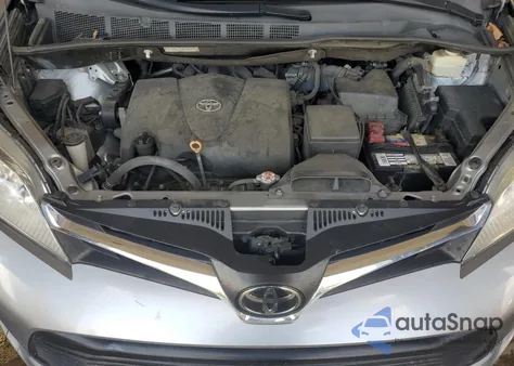 2018 Toyota Sienna Le z USA, uszkodzony, nr VIN 5TDKZ3DC7JS931680